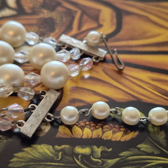 White Multi-Strand Pearl Necklace with Graduated Design - Picture 3 of 5